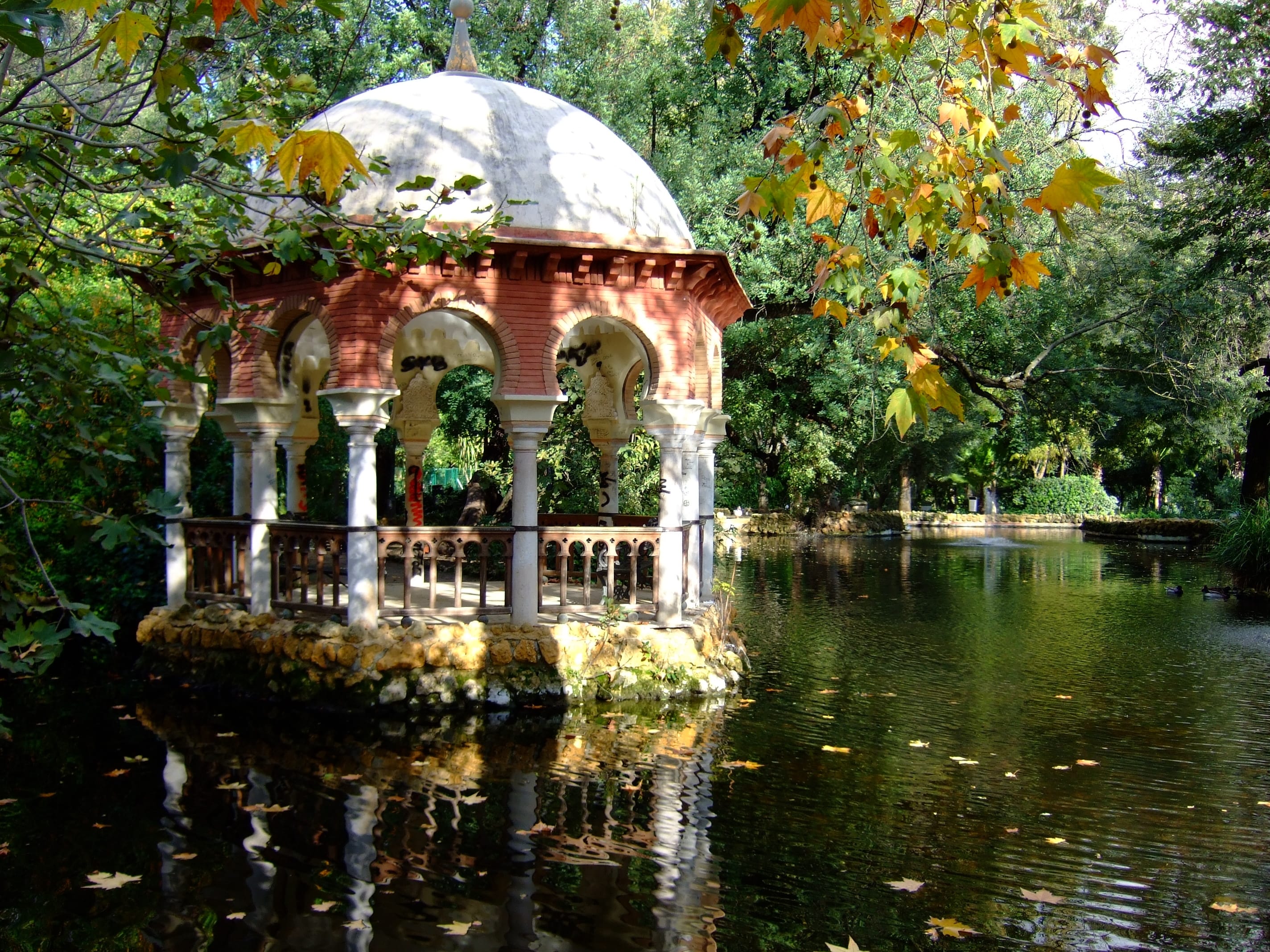 Glorieta junto al lago en el Parque María Luisa en Sevilla