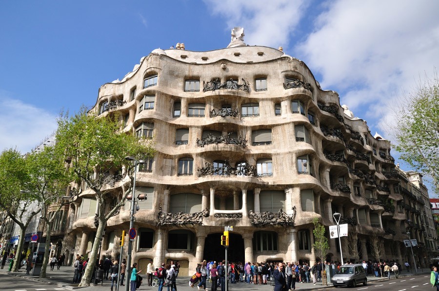 Grupo turístico visitando La Pedrera en Barcelona