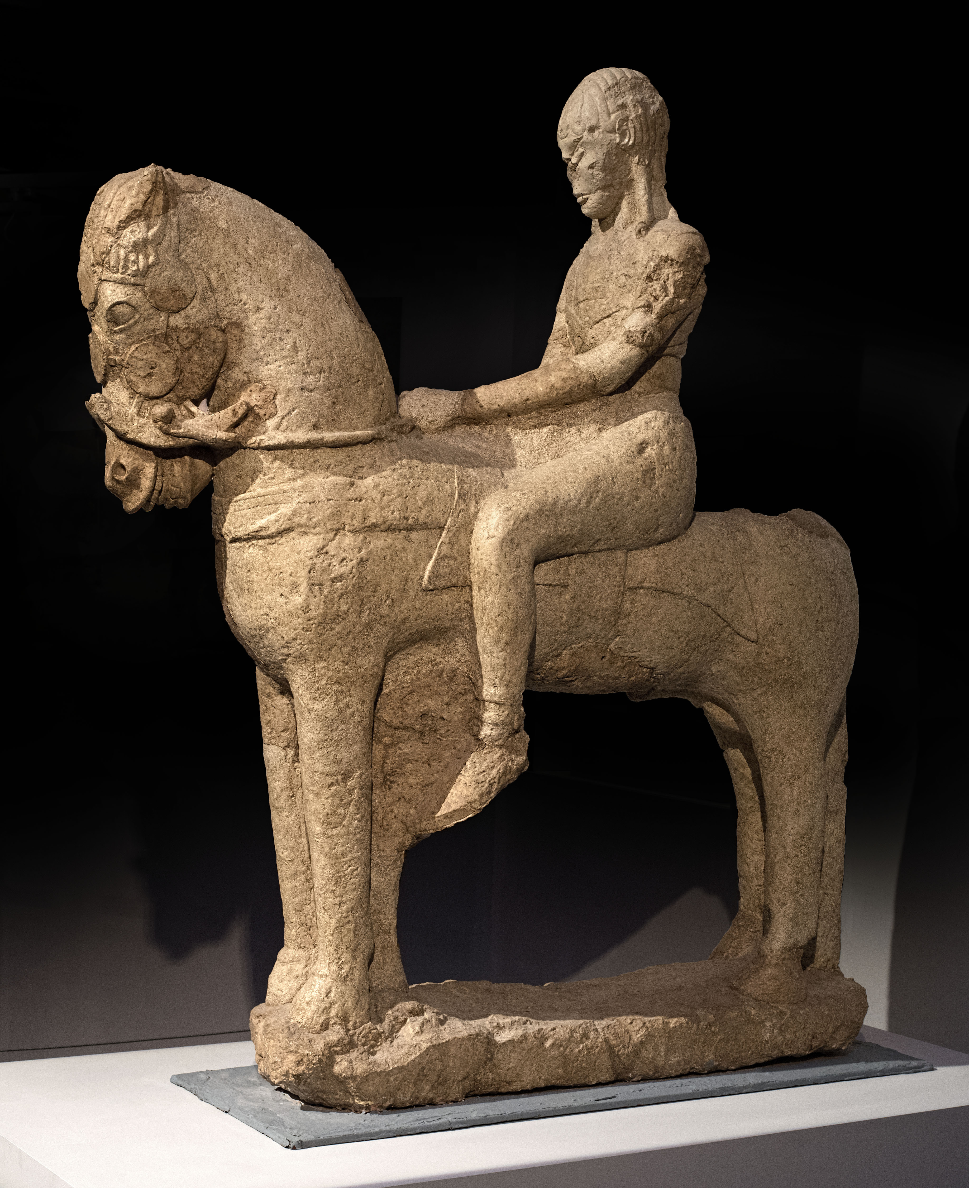 Esta estatua tallada en caliza procede de la tumba 18 de la necrópolis ibérica de Los Villares (Albacete) y está datada en el año 490 a.C. Se expone habitualmente en el Museo de Albacete