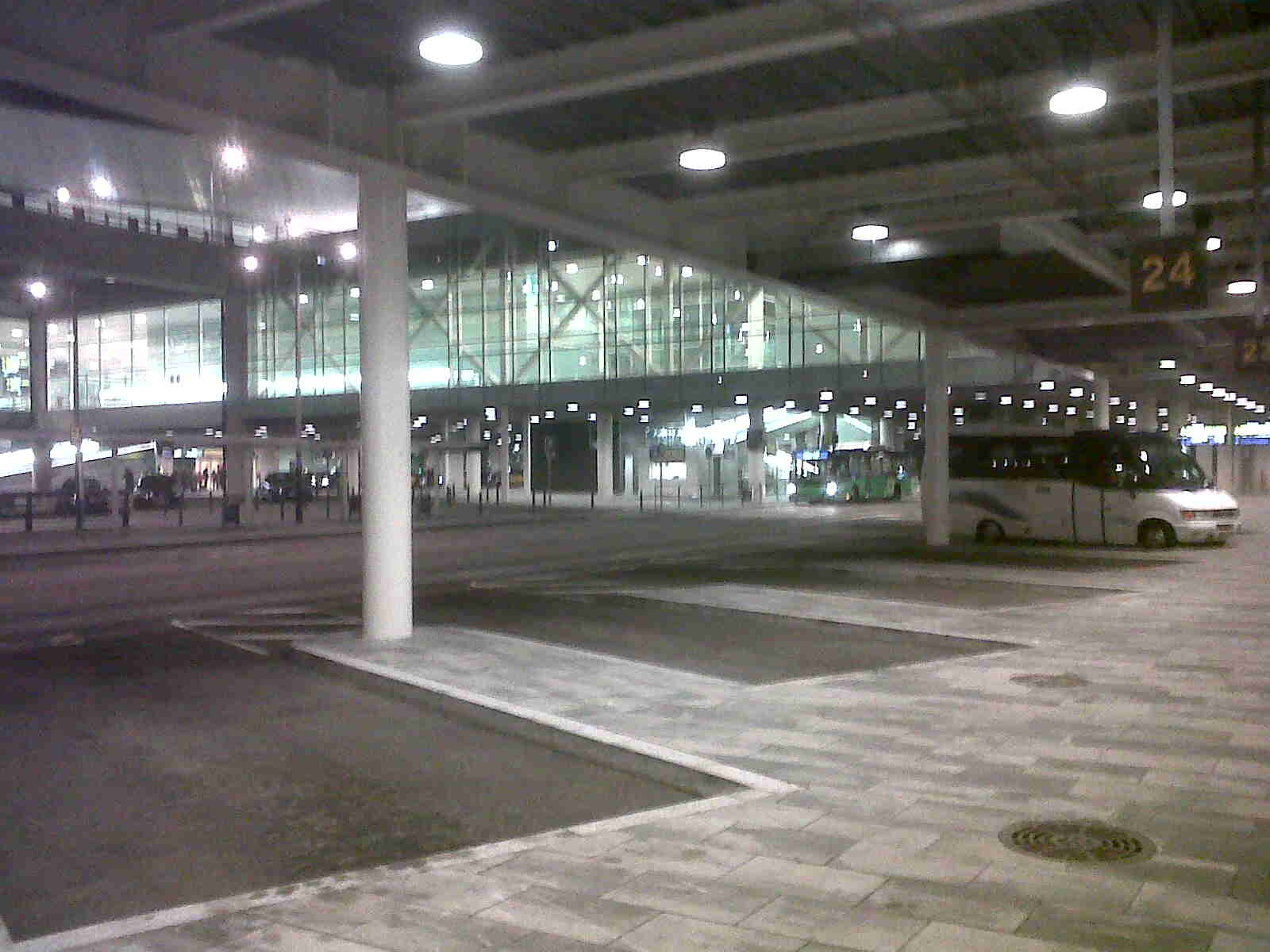 Een overzicht van het parkeergedeelte voor auto’s-met-chauffeurs, privé taxi’s en bussen op etage 0 van het Barcelona vliegveld