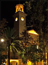 Vista nocturna de la Iglesia Santísima Trinidad en Sant Carles de la Ràpita