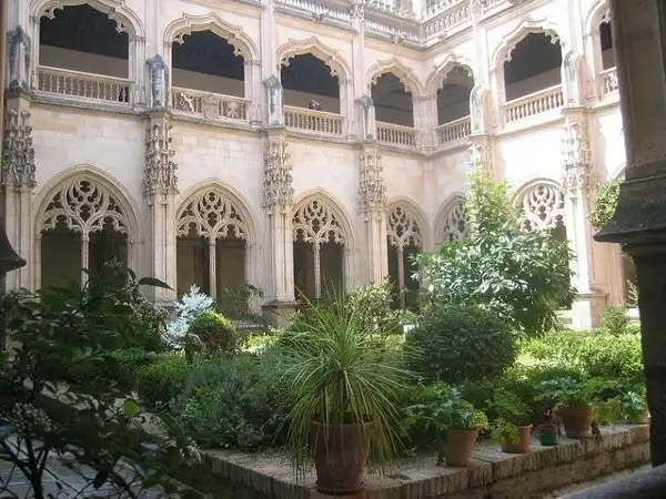 Claustro y jard&iacute;n del Monasterio de San Juan de los Reyes en Toledo