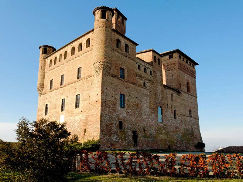 Vista general del Castillo de Grinzane Cavour y jardines