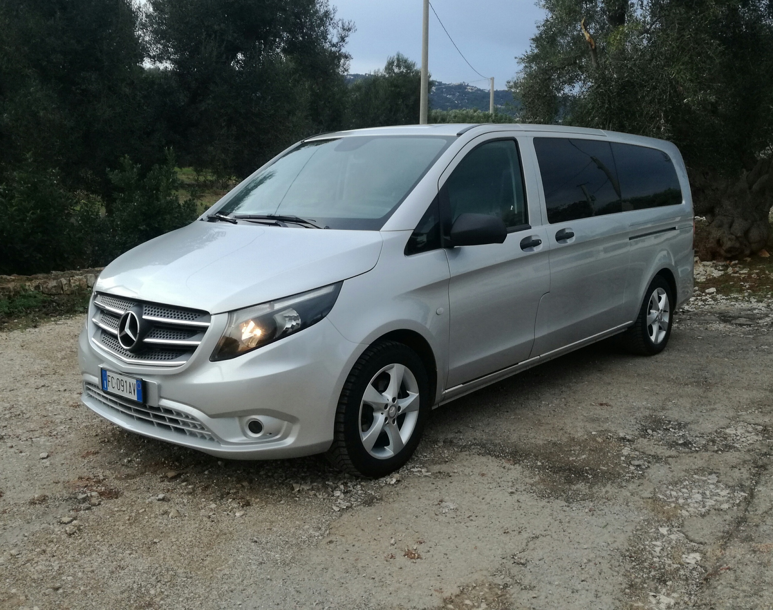 Alquila un 7 asiento Minivan (Mercedes  Vito Turner 2016) de ROMA AUTONOLEGGI SAS en OSTUNI 