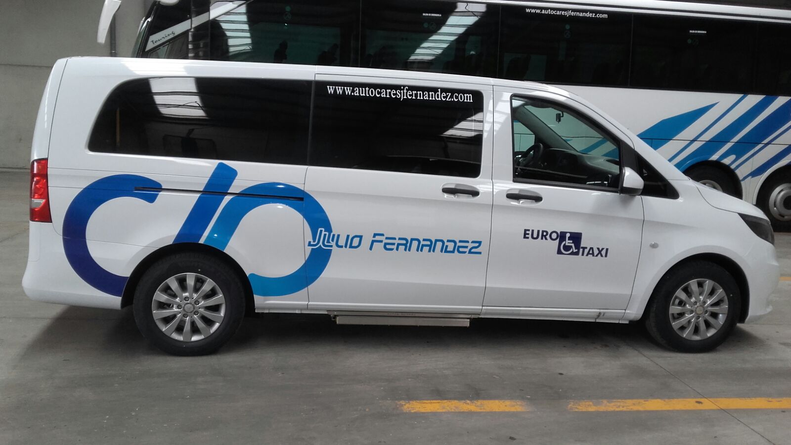 Hire a 8 seater Minivan (mercedes vito 2018) from AUTOCARES JULIO FERNÁNDEZ in CAMARZANA DE TERA 