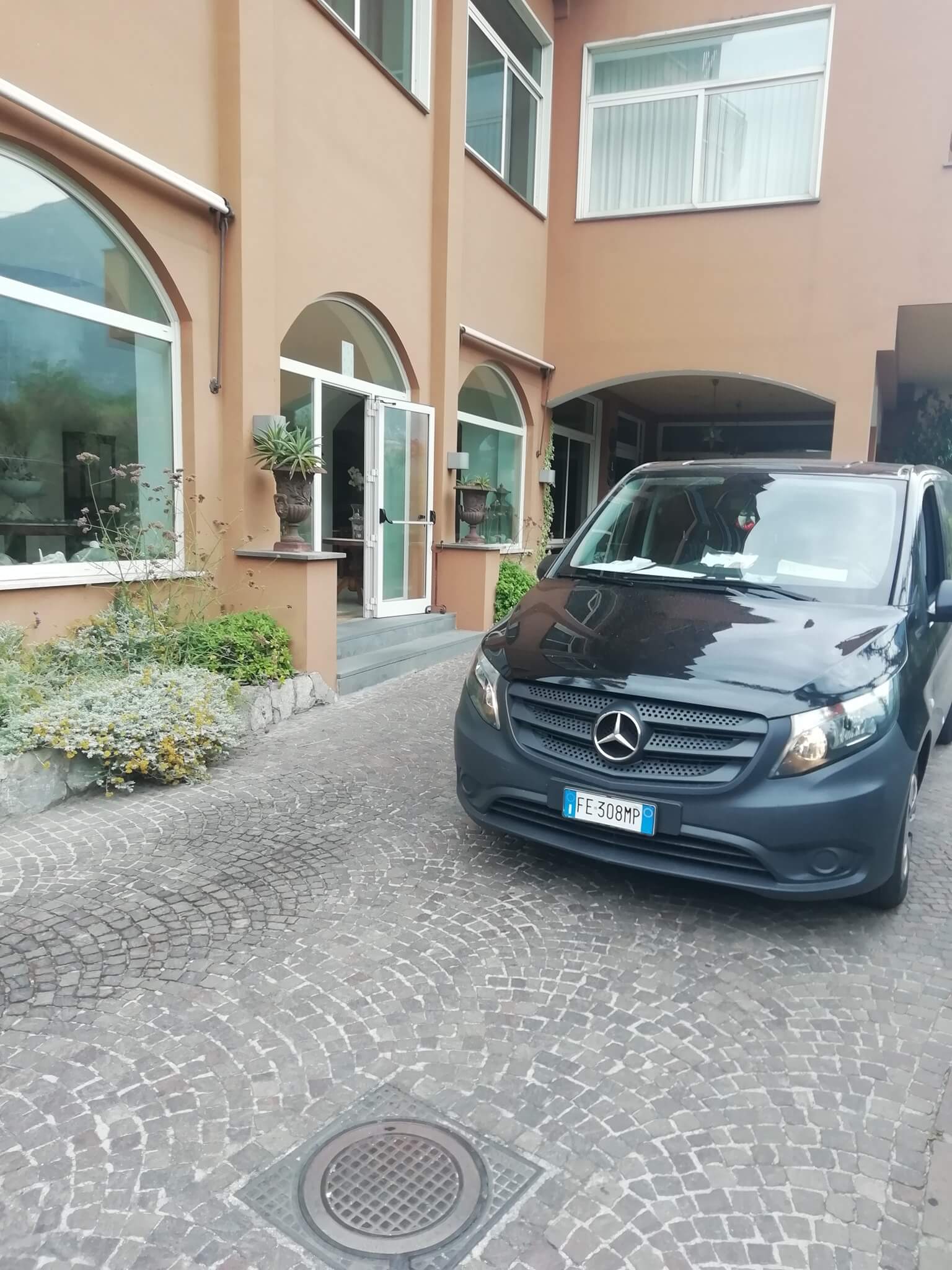 Noleggia un Minivan 8 posti Mercedes Vito tourer  2016) da aranyaservicencc de san sebastiano al vesuvio 