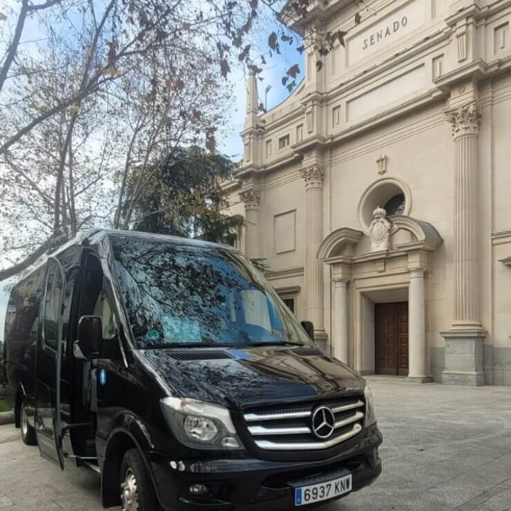 Alquile un Minivan de 7 plazas MERCEDES V CLASS 2018) de Bus Banet de Madrid 