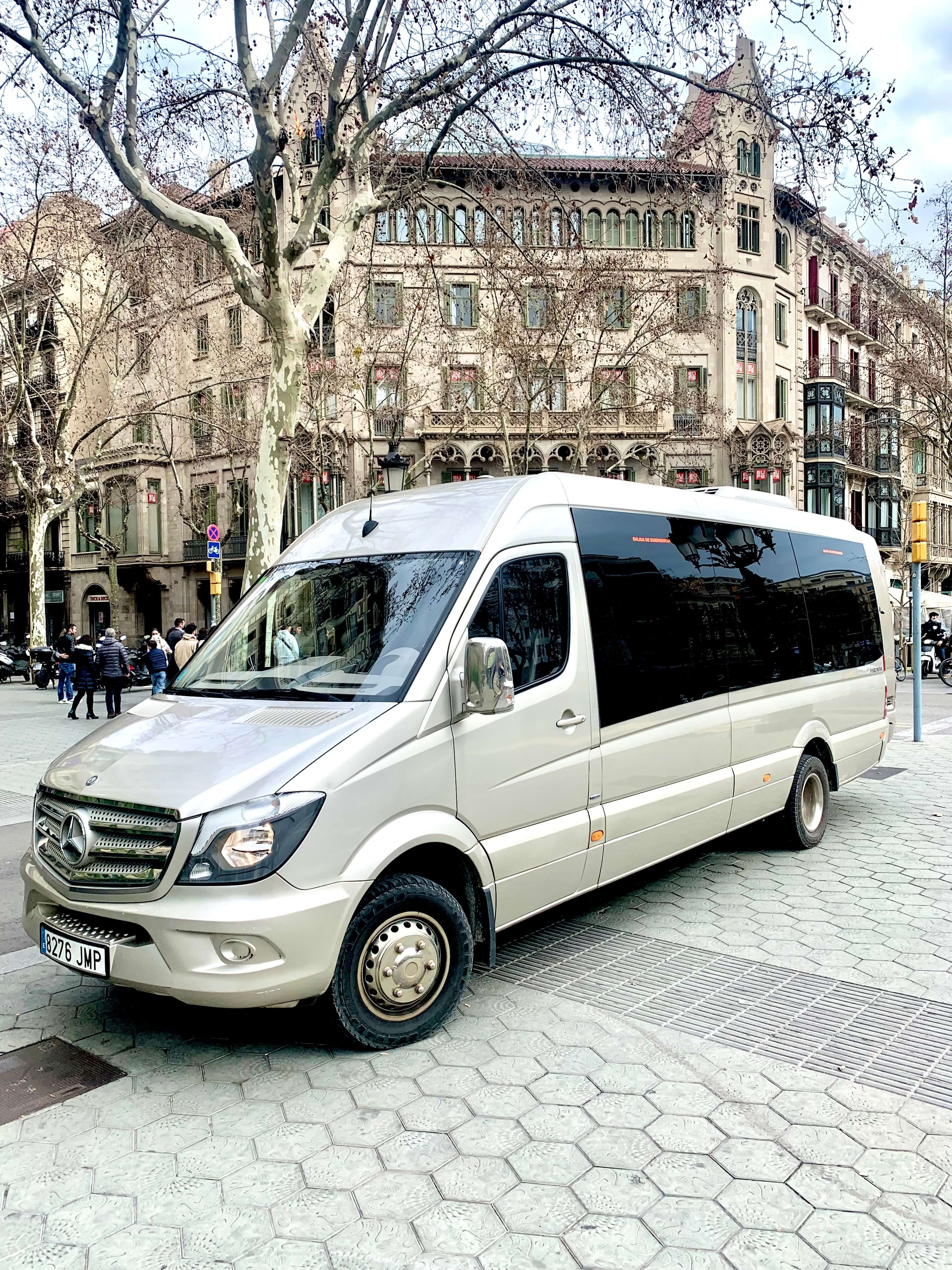 Lloga un 20 seients Minibús (Mercedes Sprinter 2016) a Transfers Soberti a Barcelona
