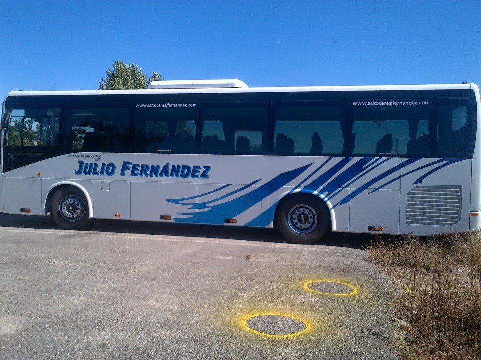 Alquila un 49 asiento Standard Coach (IVECO Autocar estándar con los servicios básicos  2012) de AUTOCARES JULIO FERNÁNDEZ en CAMARZANA DE TERA 