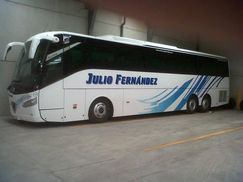 Alquila un 61 asiento Standard Coach (MAN Monovolumen o furgoneta con chofer.  2011) de AUTOCARES JULIO FERNÁNDEZ en CAMARZANA DE TERA 