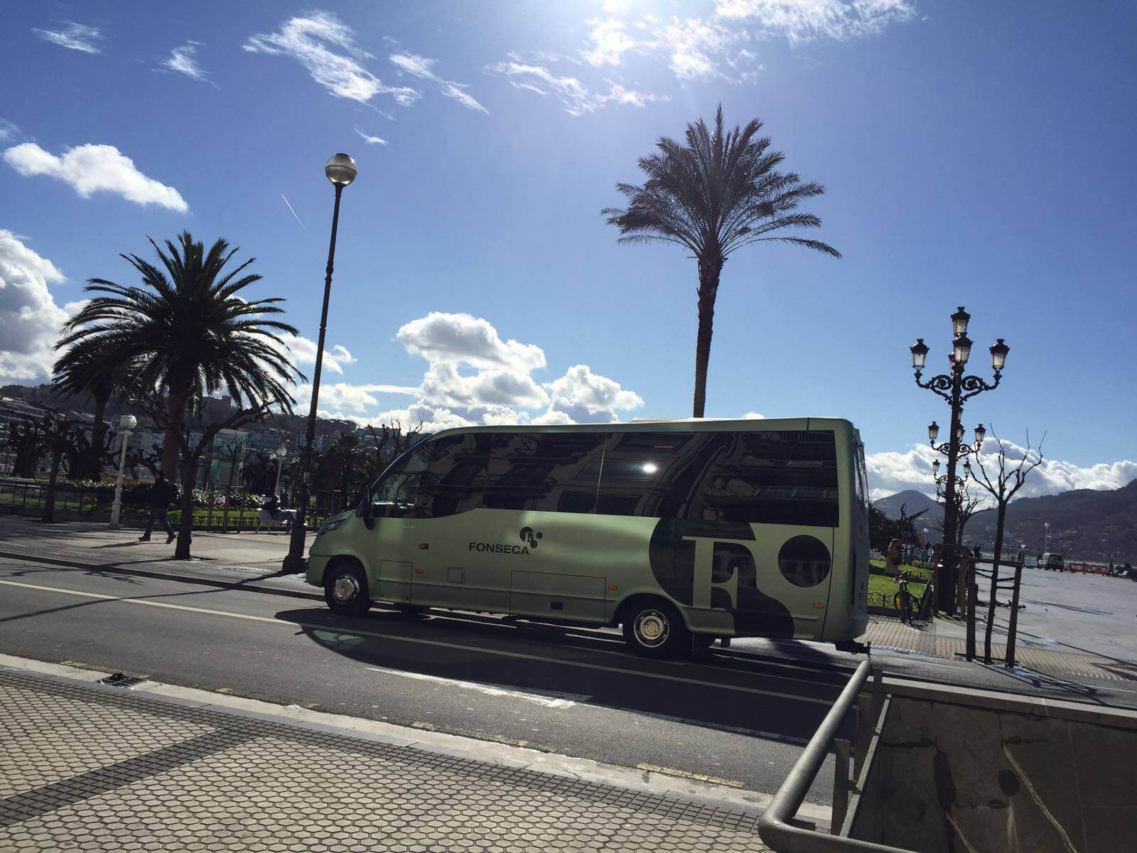 Alquile un Minibus  de 21 plazas MERCEDES-BENZ TOURISM XL 2014) de Autocares Fonseca de Berrioplano 