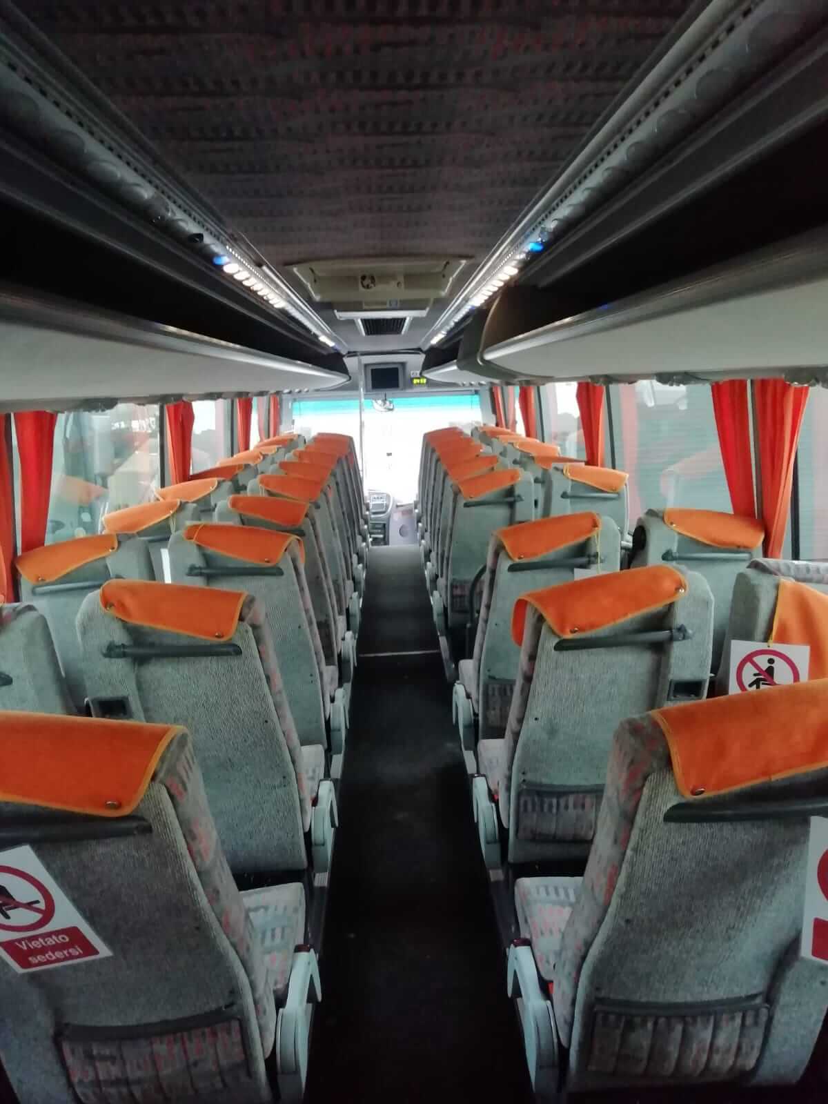Noleggia un Pullman VIP Lusso 56 posti Irisbus New domino 2020) da Yourtransfer.it de Roma
