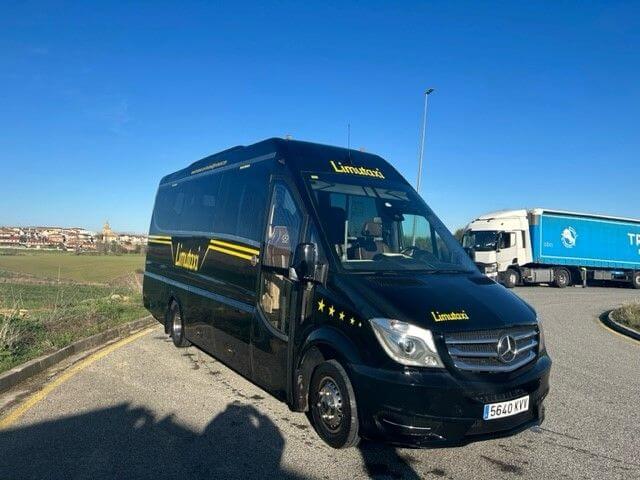 Alquila un 11 asiento Microbus (Mercedes . 2010) de LIMUTAXI SL en BERIAIN