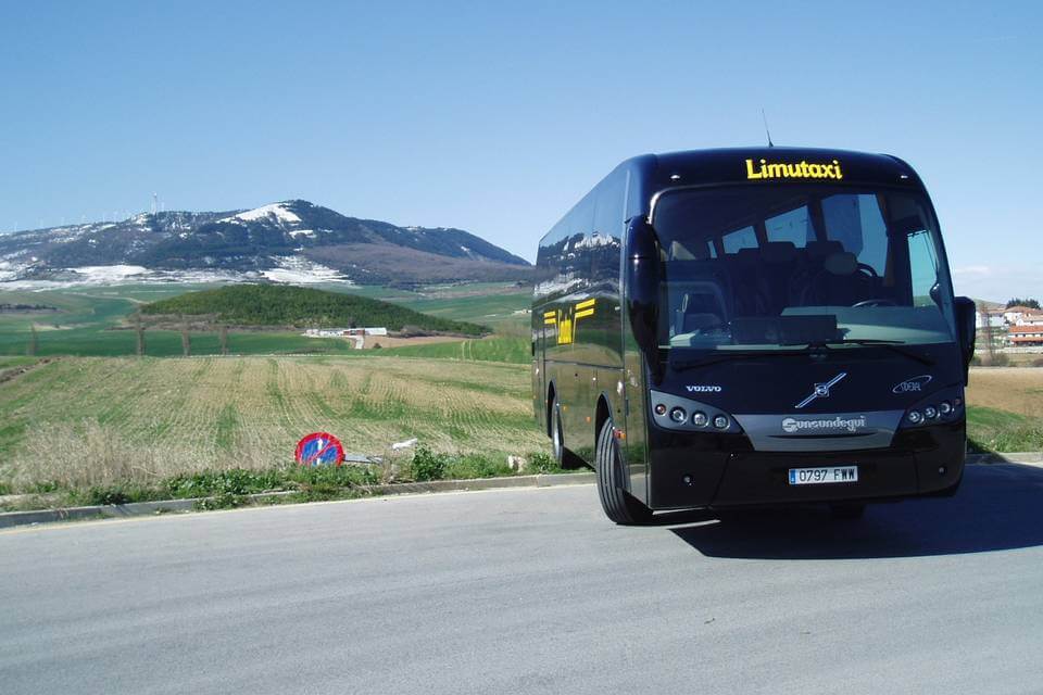 Alquile un Microbus de 24 plazas MERCEDES SPRINTER 2017) de LIMUTAXI SL de BERIAIN