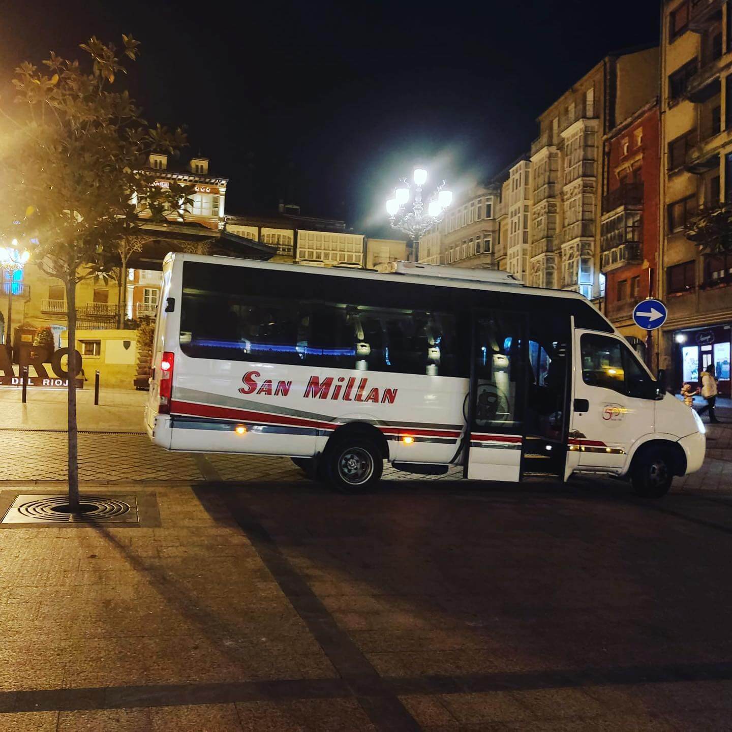 Alquile un Microbus de 15 plazas Volskwagen Crafter 2014) de AUTOCARES SAN MILLAN de Leioa 