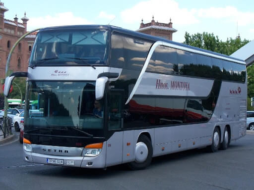 Alquile un Panoramic Bus de 79 plazas  Autocar ejecutivo con mucho espacio para las piernas, asientos y mesas de lujo y amplia gama de servicios.  2010) de Hnos Montoya de Madrid 