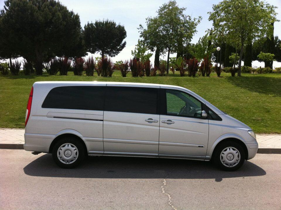 Alquila un 9 asiento Minivan ( Bus pequeño con los servicios básicos  2009) de Hnos Montoya en Madrid 