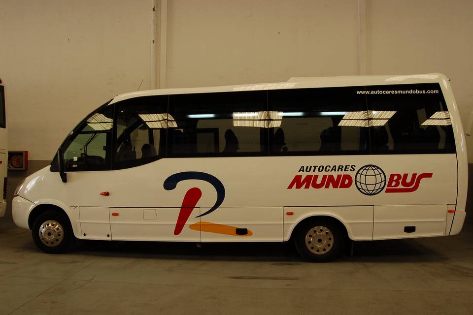 Lloga un 26 seients Midibus (IVECO WING 2010) a Autocares Mundobus, S.L. a Catarroja 