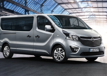 Noleggia un 8 posti a sedere Minivan (Opel Vivaro 2016) da Nolauto Alghero a Alghero 