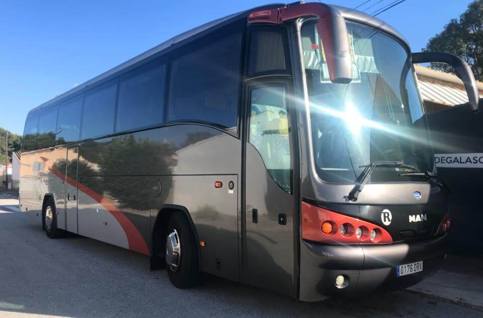 Hire a 55 seater Luxury VIP Coach (MAN Autocar ejecutivo con mucho espacio para las piernas, asientos y mesas de lujo y amplia gama de servicios. 2009) from Transportes Rabaneda Ruiz in ALORA