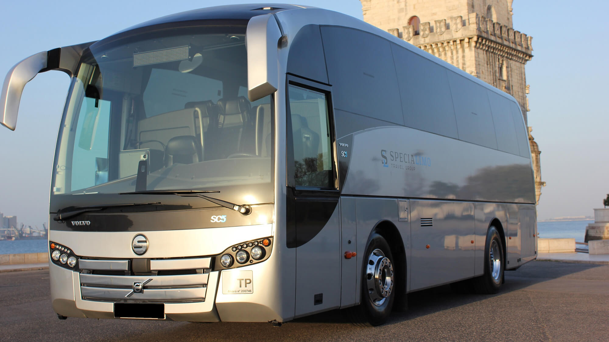 Alquila un 40 asiento Luxury VIP Coach (Volvo Sumsundegui 2018) de SPECIALIMO TRAVEL GROUP en Almargem do Bispo, Sintra 