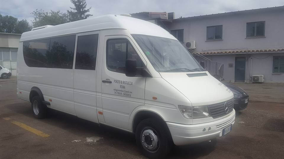 Noleggia un Minibus 17 posti ford tr 2018) da Yourtransfer.it de Roma