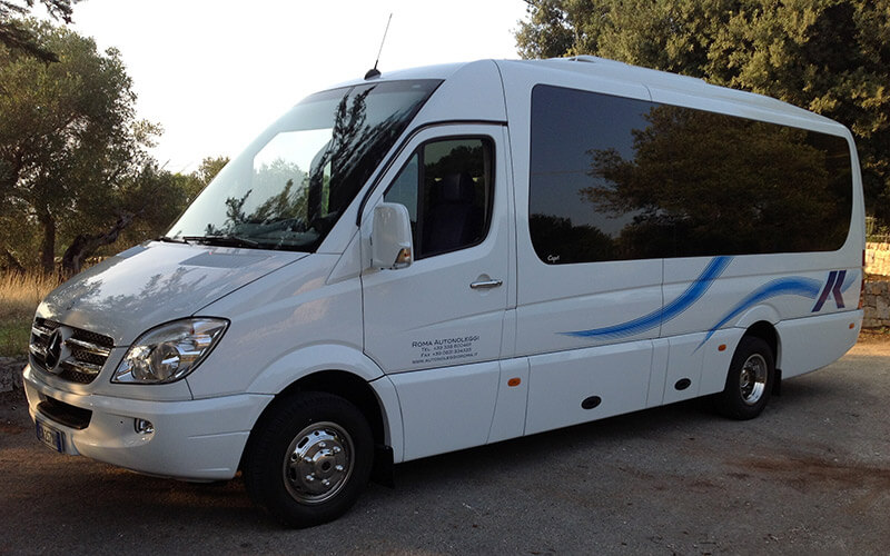 Alquila un 20 asiento Minibus  (Mercedes  Sprinter 2012) de ROMA AUTONOLEGGI SAS en OSTUNI 